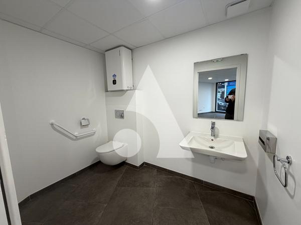 Local commercial 1 pièce 66 m2