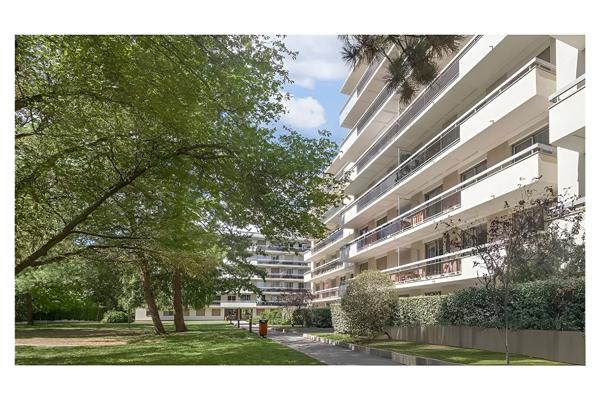 Quatre pièces en bord de Seine