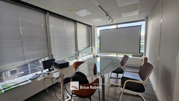 Bureaux à louer Neyron étage élevé avec cinq emplacements de parking privatifs