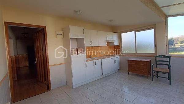 À la limite de Six-Fours-les-Plages et La Seyne-sur-Mer, découvrez cette maison individuelle d’environ 138 m² habitables, implantée sur un vaste terrain arboré de 1 300 m².

La maison offre de beaux volumes et se compose actuellement de plusieurs pièces à repenser selon vos besoins.
Des travaux de rénovation sont à prévoir, permettant de créer un intérieur à votre image.

🌿 Un extérieur rare dans le secteur ! 

Le terrain constitue un véritable atout pour les amateurs d’espace et de vie en extérieur :
* jardin méditerranéen de grande superficie
* piscine, pool-house, garage ou atelier autorisés (confirmé par l’urbanisme)
* espace idéal pour détente, potager, loisirs ou aménagement paysager

Des travaux de rénovations sont à prévoir.

⚠️ Information importante et transparente :
Le terrain, bien que situé en zone constructible, ne permet pas la création d’un second logement, ni la division de la maison (renseignements validés auprès des services d’urbanisme).