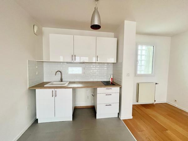 F2+place parking+cave-proche de La Défense à pied