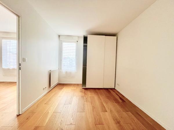 F2+place parking+cave-proche de La Défense à pied