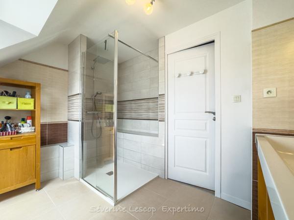 Locmaria-Grand-Champ (56390) A 15 mn du centre de Vannes, maison contemporaine sans travaux