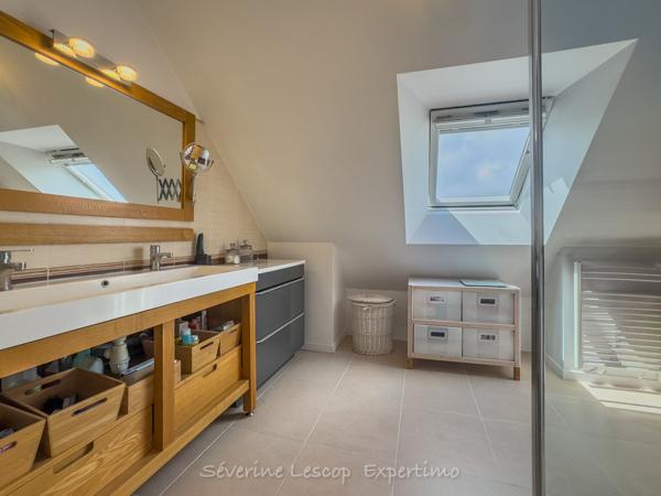 Locmaria-Grand-Champ (56390) A 15 mn du centre de Vannes, maison contemporaine sans travaux