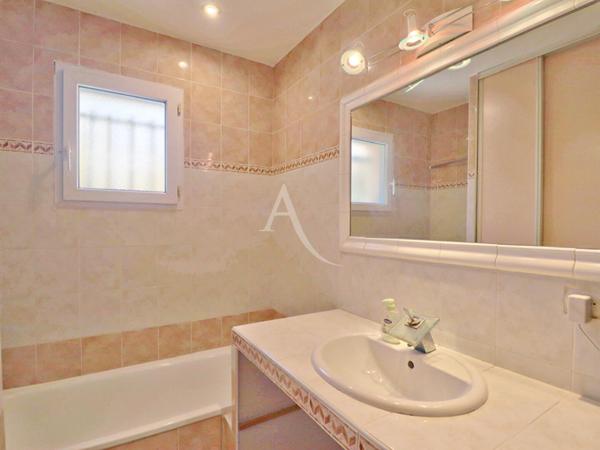VILLA LUMINEUSE DE PLAIN PIED PISCINE SAINTE TULLE 4 CHAMBRES DE 121.73 m2 AU CALME ABSOLU