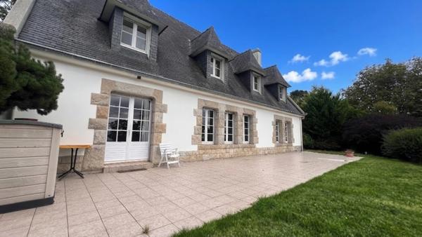 QUIMPER (29) – LE STANGALA – Maison de 210 m² habitables, édifiée sur une parcelle de 12 000 m², avec sous-sol intégral.