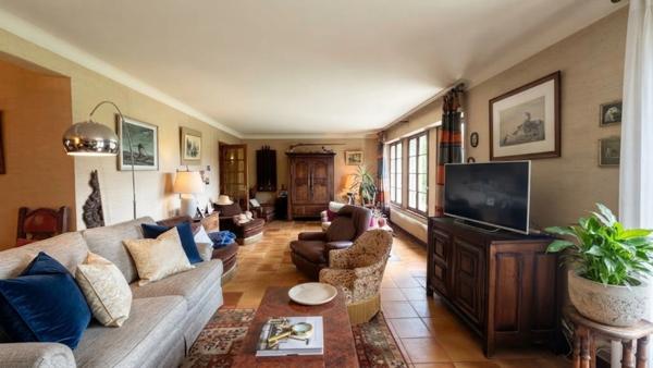 QUIMPER (29) – LE STANGALA – Maison de 210 m² habitables, édifiée sur une parcelle de 12 000 m², avec sous-sol intégral.