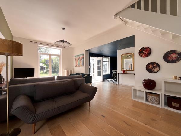 Maison
                                                                                                                                                                                                                                                                                                                        10 pièce(s)                                                                                                                                                                                                          5 chambre(s)                                                                                                                                                                                                          223.6  m²
