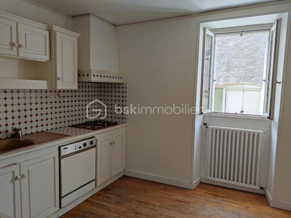 En plein centre ville de Lesneven, venez découvrir ce bien datant de 1860.

 Celui ci est une réelle opportunité à saisir car il se compose d'un local commercial ainsi que d'un appartement spacieux. Vous souhaitez lancer votre activité professionnelle ou investir, ce bien est fait pour vous!

Au rez de chaussée, vous trouverez donc le local commercial. Il se compose d'un magasin, d'un salon de thé et d'un grand laboratoire. Il ne demande qu'à revivre laissant place à un commerce sur cette commune dynamique. De belles vitrines vous permettent d'avoir une visibilité non négligeable dans une rue très passante au quotidien.

Au premier étage, un appartement vous est proposé.
 Il est composé comme suit : 
- un salon / séjour avec lumière traversante
- une cuisine
- 4 chambres ainsi qu'une salle de bain et wc séparé
- un toit terrasse complète ce niveau.

Au deuxième étage se trouve un grenier spacieux aménageable. Ce dernier a déjà un bureau de plus de 30m2 entièrement rénové. 

Des travaux sont tout de même à prévoir, dans le but d'améliorer ce bien mais aussi pour vous permettre de laisser libre cours à vos envies.

Une cave est également accessible au rez de chaussée.

Pour plus amples informations ou éventuelles visites, n'hésitez pas à me contacter, je reste à votre disposition.

.