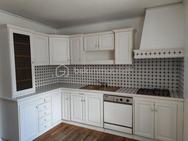 En plein centre ville de Lesneven, venez découvrir ce bien datant de 1860.

 Celui ci est une réelle opportunité à saisir car il se compose d'un local commercial ainsi que d'un appartement spacieux. Vous souhaitez lancer votre activité professionnelle ou investir, ce bien est fait pour vous!

Au rez de chaussée, vous trouverez donc le local commercial. Il se compose d'un magasin, d'un salon de thé et d'un grand laboratoire. Il ne demande qu'à revivre laissant place à un commerce sur cette commune dynamique. De belles vitrines vous permettent d'avoir une visibilité non négligeable dans une rue très passante au quotidien.

Au premier étage, un appartement vous est proposé.
 Il est composé comme suit : 
- un salon / séjour avec lumière traversante
- une cuisine
- 4 chambres ainsi qu'une salle de bain et wc séparé
- un toit terrasse complète ce niveau.

Au deuxième étage se trouve un grenier spacieux aménageable. Ce dernier a déjà un bureau de plus de 30m2 entièrement rénové. 

Des travaux sont tout de même à prévoir, dans le but d'améliorer ce bien mais aussi pour vous permettre de laisser libre cours à vos envies.

Une cave est également accessible au rez de chaussée.

Pour plus amples informations ou éventuelles visites, n'hésitez pas à me contacter, je reste à votre disposition.

.