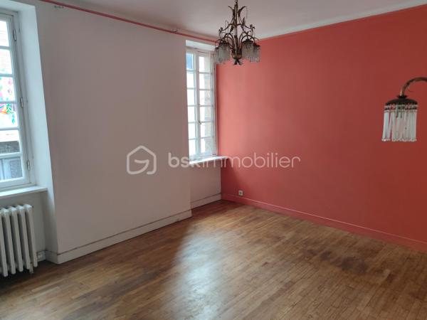 En plein centre ville de Lesneven, venez découvrir ce bien datant de 1860.

 Celui ci est une réelle opportunité à saisir car il se compose d'un local commercial ainsi que d'un appartement spacieux. Vous souhaitez lancer votre activité professionnelle ou investir, ce bien est fait pour vous!

Au rez de chaussée, vous trouverez donc le local commercial. Il se compose d'un magasin, d'un salon de thé et d'un grand laboratoire. Il ne demande qu'à revivre laissant place à un commerce sur cette commune dynamique. De belles vitrines vous permettent d'avoir une visibilité non négligeable dans une rue très passante au quotidien.

Au premier étage, un appartement vous est proposé.
 Il est composé comme suit : 
- un salon / séjour avec lumière traversante
- une cuisine
- 4 chambres ainsi qu'une salle de bain et wc séparé
- un toit terrasse complète ce niveau.

Au deuxième étage se trouve un grenier spacieux aménageable. Ce dernier a déjà un bureau de plus de 30m2 entièrement rénové. 

Des travaux sont tout de même à prévoir, dans le but d'améliorer ce bien mais aussi pour vous permettre de laisser libre cours à vos envies.

Une cave est également accessible au rez de chaussée.

Pour plus amples informations ou éventuelles visites, n'hésitez pas à me contacter, je reste à votre disposition.

.