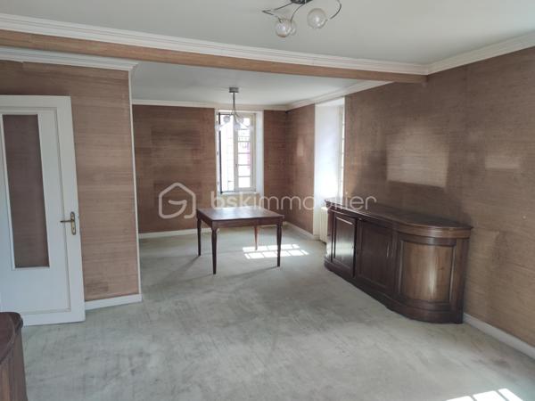 En plein centre ville de Lesneven, venez découvrir ce bien datant de 1860.

 Celui ci est une réelle opportunité à saisir car il se compose d'un local commercial ainsi que d'un appartement spacieux. Vous souhaitez lancer votre activité professionnelle ou investir, ce bien est fait pour vous!

Au rez de chaussée, vous trouverez donc le local commercial. Il se compose d'un magasin, d'un salon de thé et d'un grand laboratoire. Il ne demande qu'à revivre laissant place à un commerce sur cette commune dynamique. De belles vitrines vous permettent d'avoir une visibilité non négligeable dans une rue très passante au quotidien.

Au premier étage, un appartement vous est proposé.
 Il est composé comme suit : 
- un salon / séjour avec lumière traversante
- une cuisine
- 4 chambres ainsi qu'une salle de bain et wc séparé
- un toit terrasse complète ce niveau.

Au deuxième étage se trouve un grenier spacieux aménageable. Ce dernier a déjà un bureau de plus de 30m2 entièrement rénové. 

Des travaux sont tout de même à prévoir, dans le but d'améliorer ce bien mais aussi pour vous permettre de laisser libre cours à vos envies.

Une cave est également accessible au rez de chaussée.

Pour plus amples informations ou éventuelles visites, n'hésitez pas à me contacter, je reste à votre disposition.

.