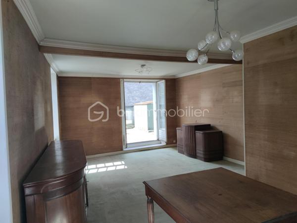 En plein centre ville de Lesneven, venez découvrir ce bien datant de 1860.

 Celui ci est une réelle opportunité à saisir car il se compose d'un local commercial ainsi que d'un appartement spacieux. Vous souhaitez lancer votre activité professionnelle ou investir, ce bien est fait pour vous!

Au rez de chaussée, vous trouverez donc le local commercial. Il se compose d'un magasin, d'un salon de thé et d'un grand laboratoire. Il ne demande qu'à revivre laissant place à un commerce sur cette commune dynamique. De belles vitrines vous permettent d'avoir une visibilité non négligeable dans une rue très passante au quotidien.

Au premier étage, un appartement vous est proposé.
 Il est composé comme suit : 
- un salon / séjour avec lumière traversante
- une cuisine
- 4 chambres ainsi qu'une salle de bain et wc séparé
- un toit terrasse complète ce niveau.

Au deuxième étage se trouve un grenier spacieux aménageable. Ce dernier a déjà un bureau de plus de 30m2 entièrement rénové. 

Des travaux sont tout de même à prévoir, dans le but d'améliorer ce bien mais aussi pour vous permettre de laisser libre cours à vos envies.

Une cave est également accessible au rez de chaussée.

Pour plus amples informations ou éventuelles visites, n'hésitez pas à me contacter, je reste à votre disposition.

.