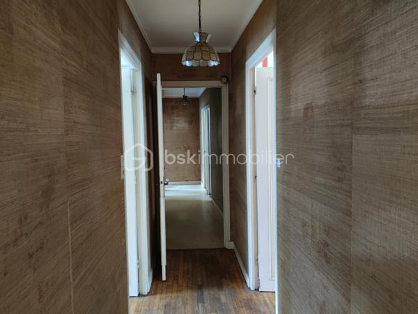 En plein centre ville de Lesneven, venez découvrir ce bien datant de 1860.

 Celui ci est une réelle opportunité à saisir car il se compose d'un local commercial ainsi que d'un appartement spacieux. Vous souhaitez lancer votre activité professionnelle ou investir, ce bien est fait pour vous!

Au rez de chaussée, vous trouverez donc le local commercial. Il se compose d'un magasin, d'un salon de thé et d'un grand laboratoire. Il ne demande qu'à revivre laissant place à un commerce sur cette commune dynamique. De belles vitrines vous permettent d'avoir une visibilité non négligeable dans une rue très passante au quotidien.

Au premier étage, un appartement vous est proposé.
 Il est composé comme suit : 
- un salon / séjour avec lumière traversante
- une cuisine
- 4 chambres ainsi qu'une salle de bain et wc séparé
- un toit terrasse complète ce niveau.

Au deuxième étage se trouve un grenier spacieux aménageable. Ce dernier a déjà un bureau de plus de 30m2 entièrement rénové. 

Des travaux sont tout de même à prévoir, dans le but d'améliorer ce bien mais aussi pour vous permettre de laisser libre cours à vos envies.

Une cave est également accessible au rez de chaussée.

Pour plus amples informations ou éventuelles visites, n'hésitez pas à me contacter, je reste à votre disposition.

.