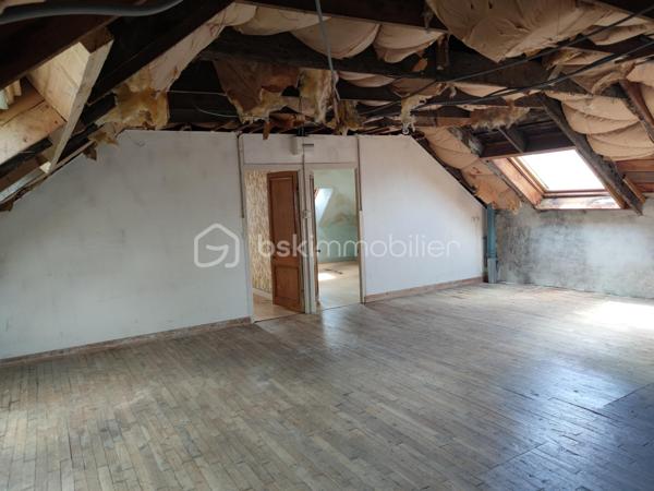 En plein centre ville de Lesneven, venez découvrir ce bien datant de 1860.

 Celui ci est une réelle opportunité à saisir car il se compose d'un local commercial ainsi que d'un appartement spacieux. Vous souhaitez lancer votre activité professionnelle ou investir, ce bien est fait pour vous!

Au rez de chaussée, vous trouverez donc le local commercial. Il se compose d'un magasin, d'un salon de thé et d'un grand laboratoire. Il ne demande qu'à revivre laissant place à un commerce sur cette commune dynamique. De belles vitrines vous permettent d'avoir une visibilité non négligeable dans une rue très passante au quotidien.

Au premier étage, un appartement vous est proposé.
 Il est composé comme suit : 
- un salon / séjour avec lumière traversante
- une cuisine
- 4 chambres ainsi qu'une salle de bain et wc séparé
- un toit terrasse complète ce niveau.

Au deuxième étage se trouve un grenier spacieux aménageable. Ce dernier a déjà un bureau de plus de 30m2 entièrement rénové. 

Des travaux sont tout de même à prévoir, dans le but d'améliorer ce bien mais aussi pour vous permettre de laisser libre cours à vos envies.

Une cave est également accessible au rez de chaussée.

Pour plus amples informations ou éventuelles visites, n'hésitez pas à me contacter, je reste à votre disposition.

.