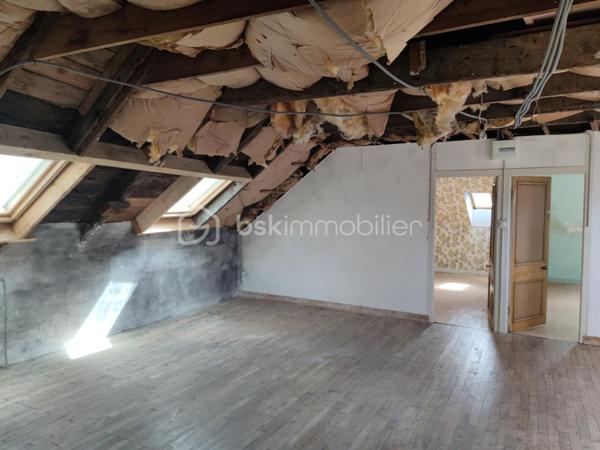 En plein centre ville de Lesneven, venez découvrir ce bien datant de 1860.

 Celui ci est une réelle opportunité à saisir car il se compose d'un local commercial ainsi que d'un appartement spacieux. Vous souhaitez lancer votre activité professionnelle ou investir, ce bien est fait pour vous!

Au rez de chaussée, vous trouverez donc le local commercial. Il se compose d'un magasin, d'un salon de thé et d'un grand laboratoire. Il ne demande qu'à revivre laissant place à un commerce sur cette commune dynamique. De belles vitrines vous permettent d'avoir une visibilité non négligeable dans une rue très passante au quotidien.

Au premier étage, un appartement vous est proposé.
 Il est composé comme suit : 
- un salon / séjour avec lumière traversante
- une cuisine
- 4 chambres ainsi qu'une salle de bain et wc séparé
- un toit terrasse complète ce niveau.

Au deuxième étage se trouve un grenier spacieux aménageable. Ce dernier a déjà un bureau de plus de 30m2 entièrement rénové. 

Des travaux sont tout de même à prévoir, dans le but d'améliorer ce bien mais aussi pour vous permettre de laisser libre cours à vos envies.

Une cave est également accessible au rez de chaussée.

Pour plus amples informations ou éventuelles visites, n'hésitez pas à me contacter, je reste à votre disposition.

.