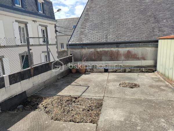 En plein centre ville de Lesneven, venez découvrir ce bien datant de 1860.

 Celui ci est une réelle opportunité à saisir car il se compose d'un local commercial ainsi que d'un appartement spacieux. Vous souhaitez lancer votre activité professionnelle ou investir, ce bien est fait pour vous!

Au rez de chaussée, vous trouverez donc le local commercial. Il se compose d'un magasin, d'un salon de thé et d'un grand laboratoire. Il ne demande qu'à revivre laissant place à un commerce sur cette commune dynamique. De belles vitrines vous permettent d'avoir une visibilité non négligeable dans une rue très passante au quotidien.

Au premier étage, un appartement vous est proposé.
 Il est composé comme suit : 
- un salon / séjour avec lumière traversante
- une cuisine
- 4 chambres ainsi qu'une salle de bain et wc séparé
- un toit terrasse complète ce niveau.

Au deuxième étage se trouve un grenier spacieux aménageable. Ce dernier a déjà un bureau de plus de 30m2 entièrement rénové. 

Des travaux sont tout de même à prévoir, dans le but d'améliorer ce bien mais aussi pour vous permettre de laisser libre cours à vos envies.

Une cave est également accessible au rez de chaussée.

Pour plus amples informations ou éventuelles visites, n'hésitez pas à me contacter, je reste à votre disposition.

.