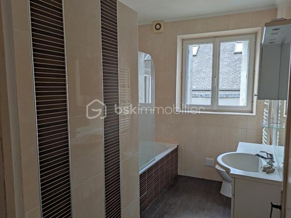 En plein centre ville de Lesneven, venez découvrir ce bien datant de 1860.

 Celui ci est une réelle opportunité à saisir car il se compose d'un local commercial ainsi que d'un appartement spacieux. Vous souhaitez lancer votre activité professionnelle ou investir, ce bien est fait pour vous!

Au rez de chaussée, vous trouverez donc le local commercial. Il se compose d'un magasin, d'un salon de thé et d'un grand laboratoire. Il ne demande qu'à revivre laissant place à un commerce sur cette commune dynamique. De belles vitrines vous permettent d'avoir une visibilité non négligeable dans une rue très passante au quotidien.

Au premier étage, un appartement vous est proposé.
 Il est composé comme suit : 
- un salon / séjour avec lumière traversante
- une cuisine
- 4 chambres ainsi qu'une salle de bain et wc séparé
- un toit terrasse complète ce niveau.

Au deuxième étage se trouve un grenier spacieux aménageable. Ce dernier a déjà un bureau de plus de 30m2 entièrement rénové. 

Des travaux sont tout de même à prévoir, dans le but d'améliorer ce bien mais aussi pour vous permettre de laisser libre cours à vos envies.

Une cave est également accessible au rez de chaussée.

Pour plus amples informations ou éventuelles visites, n'hésitez pas à me contacter, je reste à votre disposition.

.