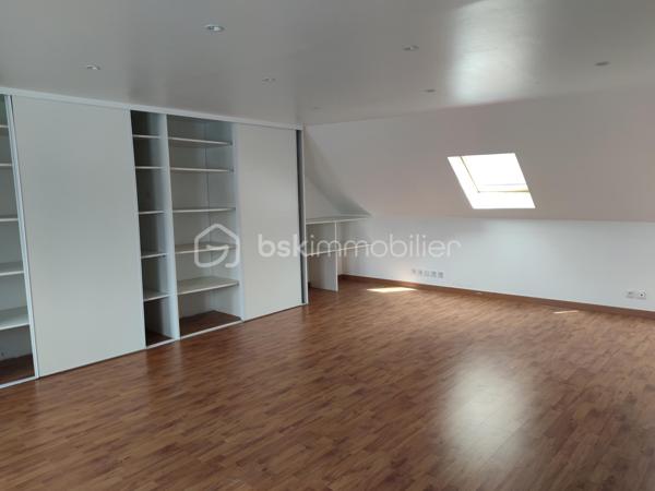 En plein centre ville de Lesneven, venez découvrir ce bien datant de 1860.

 Celui ci est une réelle opportunité à saisir car il se compose d'un local commercial ainsi que d'un appartement spacieux. Vous souhaitez lancer votre activité professionnelle ou investir, ce bien est fait pour vous!

Au rez de chaussée, vous trouverez donc le local commercial. Il se compose d'un magasin, d'un salon de thé et d'un grand laboratoire. Il ne demande qu'à revivre laissant place à un commerce sur cette commune dynamique. De belles vitrines vous permettent d'avoir une visibilité non négligeable dans une rue très passante au quotidien.

Au premier étage, un appartement vous est proposé.
 Il est composé comme suit : 
- un salon / séjour avec lumière traversante
- une cuisine
- 4 chambres ainsi qu'une salle de bain et wc séparé
- un toit terrasse complète ce niveau.

Au deuxième étage se trouve un grenier spacieux aménageable. Ce dernier a déjà un bureau de plus de 30m2 entièrement rénové. 

Des travaux sont tout de même à prévoir, dans le but d'améliorer ce bien mais aussi pour vous permettre de laisser libre cours à vos envies.

Une cave est également accessible au rez de chaussée.

Pour plus amples informations ou éventuelles visites, n'hésitez pas à me contacter, je reste à votre disposition.

.