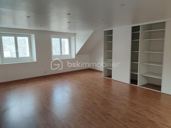 En plein centre ville de Lesneven, venez découvrir ce bien datant de 1860.

 Celui ci est une réelle opportunité à saisir car il se compose d'un local commercial ainsi que d'un appartement spacieux. Vous souhaitez lancer votre activité professionnelle ou investir, ce bien est fait pour vous!

Au rez de chaussée, vous trouverez donc le local commercial. Il se compose d'un magasin, d'un salon de thé et d'un grand laboratoire. Il ne demande qu'à revivre laissant place à un commerce sur cette commune dynamique. De belles vitrines vous permettent d'avoir une visibilité non négligeable dans une rue très passante au quotidien.

Au premier étage, un appartement vous est proposé.
 Il est composé comme suit : 
- un salon / séjour avec lumière traversante
- une cuisine
- 4 chambres ainsi qu'une salle de bain et wc séparé
- un toit terrasse complète ce niveau.

Au deuxième étage se trouve un grenier spacieux aménageable. Ce dernier a déjà un bureau de plus de 30m2 entièrement rénové. 

Des travaux sont tout de même à prévoir, dans le but d'améliorer ce bien mais aussi pour vous permettre de laisser libre cours à vos envies.

Une cave est également accessible au rez de chaussée.

Pour plus amples informations ou éventuelles visites, n'hésitez pas à me contacter, je reste à votre disposition.

.