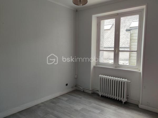 En plein centre ville de Lesneven, venez découvrir ce bien datant de 1860.

 Celui ci est une réelle opportunité à saisir car il se compose d'un local commercial ainsi que d'un appartement spacieux. Vous souhaitez lancer votre activité professionnelle ou investir, ce bien est fait pour vous!

Au rez de chaussée, vous trouverez donc le local commercial. Il se compose d'un magasin, d'un salon de thé et d'un grand laboratoire. Il ne demande qu'à revivre laissant place à un commerce sur cette commune dynamique. De belles vitrines vous permettent d'avoir une visibilité non négligeable dans une rue très passante au quotidien.

Au premier étage, un appartement vous est proposé.
 Il est composé comme suit : 
- un salon / séjour avec lumière traversante
- une cuisine
- 4 chambres ainsi qu'une salle de bain et wc séparé
- un toit terrasse complète ce niveau.

Au deuxième étage se trouve un grenier spacieux aménageable. Ce dernier a déjà un bureau de plus de 30m2 entièrement rénové. 

Des travaux sont tout de même à prévoir, dans le but d'améliorer ce bien mais aussi pour vous permettre de laisser libre cours à vos envies.

Une cave est également accessible au rez de chaussée.

Pour plus amples informations ou éventuelles visites, n'hésitez pas à me contacter, je reste à votre disposition.

.