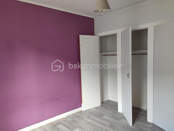 En plein centre ville de Lesneven, venez découvrir ce bien datant de 1860.

 Celui ci est une réelle opportunité à saisir car il se compose d'un local commercial ainsi que d'un appartement spacieux. Vous souhaitez lancer votre activité professionnelle ou investir, ce bien est fait pour vous!

Au rez de chaussée, vous trouverez donc le local commercial. Il se compose d'un magasin, d'un salon de thé et d'un grand laboratoire. Il ne demande qu'à revivre laissant place à un commerce sur cette commune dynamique. De belles vitrines vous permettent d'avoir une visibilité non négligeable dans une rue très passante au quotidien.

Au premier étage, un appartement vous est proposé.
 Il est composé comme suit : 
- un salon / séjour avec lumière traversante
- une cuisine
- 4 chambres ainsi qu'une salle de bain et wc séparé
- un toit terrasse complète ce niveau.

Au deuxième étage se trouve un grenier spacieux aménageable. Ce dernier a déjà un bureau de plus de 30m2 entièrement rénové. 

Des travaux sont tout de même à prévoir, dans le but d'améliorer ce bien mais aussi pour vous permettre de laisser libre cours à vos envies.

Une cave est également accessible au rez de chaussée.

Pour plus amples informations ou éventuelles visites, n'hésitez pas à me contacter, je reste à votre disposition.

.