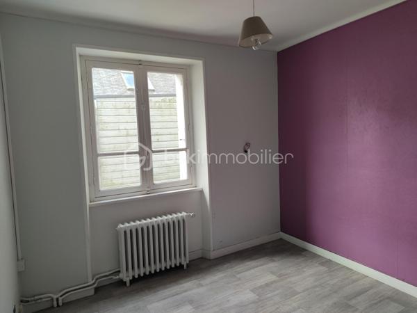 En plein centre ville de Lesneven, venez découvrir ce bien datant de 1860.

 Celui ci est une réelle opportunité à saisir car il se compose d'un local commercial ainsi que d'un appartement spacieux. Vous souhaitez lancer votre activité professionnelle ou investir, ce bien est fait pour vous!

Au rez de chaussée, vous trouverez donc le local commercial. Il se compose d'un magasin, d'un salon de thé et d'un grand laboratoire. Il ne demande qu'à revivre laissant place à un commerce sur cette commune dynamique. De belles vitrines vous permettent d'avoir une visibilité non négligeable dans une rue très passante au quotidien.

Au premier étage, un appartement vous est proposé.
 Il est composé comme suit : 
- un salon / séjour avec lumière traversante
- une cuisine
- 4 chambres ainsi qu'une salle de bain et wc séparé
- un toit terrasse complète ce niveau.

Au deuxième étage se trouve un grenier spacieux aménageable. Ce dernier a déjà un bureau de plus de 30m2 entièrement rénové. 

Des travaux sont tout de même à prévoir, dans le but d'améliorer ce bien mais aussi pour vous permettre de laisser libre cours à vos envies.

Une cave est également accessible au rez de chaussée.

Pour plus amples informations ou éventuelles visites, n'hésitez pas à me contacter, je reste à votre disposition.

.