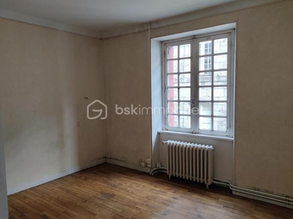 En plein centre ville de Lesneven, venez découvrir ce bien datant de 1860.

 Celui ci est une réelle opportunité à saisir car il se compose d'un local commercial ainsi que d'un appartement spacieux. Vous souhaitez lancer votre activité professionnelle ou investir, ce bien est fait pour vous!

Au rez de chaussée, vous trouverez donc le local commercial. Il se compose d'un magasin, d'un salon de thé et d'un grand laboratoire. Il ne demande qu'à revivre laissant place à un commerce sur cette commune dynamique. De belles vitrines vous permettent d'avoir une visibilité non négligeable dans une rue très passante au quotidien.

Au premier étage, un appartement vous est proposé.
 Il est composé comme suit : 
- un salon / séjour avec lumière traversante
- une cuisine
- 4 chambres ainsi qu'une salle de bain et wc séparé
- un toit terrasse complète ce niveau.

Au deuxième étage se trouve un grenier spacieux aménageable. Ce dernier a déjà un bureau de plus de 30m2 entièrement rénové. 

Des travaux sont tout de même à prévoir, dans le but d'améliorer ce bien mais aussi pour vous permettre de laisser libre cours à vos envies.

Une cave est également accessible au rez de chaussée.

Pour plus amples informations ou éventuelles visites, n'hésitez pas à me contacter, je reste à votre disposition.

.