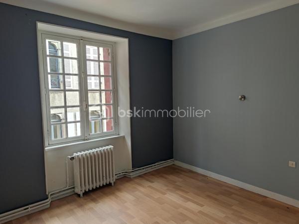 En plein centre ville de Lesneven, venez découvrir ce bien datant de 1860.

 Celui ci est une réelle opportunité à saisir car il se compose d'un local commercial ainsi que d'un appartement spacieux. Vous souhaitez lancer votre activité professionnelle ou investir, ce bien est fait pour vous!

Au rez de chaussée, vous trouverez donc le local commercial. Il se compose d'un magasin, d'un salon de thé et d'un grand laboratoire. Il ne demande qu'à revivre laissant place à un commerce sur cette commune dynamique. De belles vitrines vous permettent d'avoir une visibilité non négligeable dans une rue très passante au quotidien.

Au premier étage, un appartement vous est proposé.
 Il est composé comme suit : 
- un salon / séjour avec lumière traversante
- une cuisine
- 4 chambres ainsi qu'une salle de bain et wc séparé
- un toit terrasse complète ce niveau.

Au deuxième étage se trouve un grenier spacieux aménageable. Ce dernier a déjà un bureau de plus de 30m2 entièrement rénové. 

Des travaux sont tout de même à prévoir, dans le but d'améliorer ce bien mais aussi pour vous permettre de laisser libre cours à vos envies.

Une cave est également accessible au rez de chaussée.

Pour plus amples informations ou éventuelles visites, n'hésitez pas à me contacter, je reste à votre disposition.

.