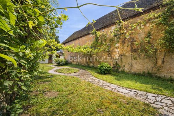 *** Nouveauté : Entre charme et histoire : découvrez cette ancienne dépendance de Château ***

Nichée dans un environnement chargé d'histoire et de charme, cette ancienne fermette de caractère vous séduira par son authenticité et son potentiel, et derrière ses murs, un jardin intimiste à l'abri des regards.

* Descriptif de la Maison *

De plain-pied :
- Une jolie véranda donnant directement sur la terrasse et le jardin
- Une cuisine aménagée 
- Un bel espace de vie avec son salon lumineux, agrémenté d'une belle cheminée à foyer ouvert et sa salle à manger
- Une vaste chambre de plain-pied
- Une salle d'eau avec sa douche à l'italienne (1.20mX1.20m)
- Un wc séparé avec placards
- Un atelier avec un espace chaufferie

A l'étage :
- 3 pièces spacieuses permettant de les adapter à votre mode de vie, chambre, bureau, salle de jeux...
- Une salle d'eau avec wc

* Ses extérieurs *
- Un terrain d'environ 410m² entièrement clos de murs
- Un joli jardin intérieure intime, exposée plein Sud, permettant un véritable espace de détente à l'abri des regards, agrémenté d'un puis
- Une petite dépendance 
- un grand garage avec un point d'eau

* Son secteur *
- proximité de services : école maternelle et primaire avec un service de cantine et de garderie, service de transports pour le collège et le lycée, à seulement 3 mins de tous commerces de proximité: boulangerie, pharmacie, médecin, infirmier, kiné, superette, cafétéria, poste..
- 3 mins de la ville de Villeneuve l'Archevêque
- 5 mins de l'autoroute A5

* Ses équipements et ses avantages *
- Chauffage Pompe à chaleur, installée en 2023
- Chauffe-eau thermodynamique 
- Bonne isolation, très bon DPE
- Fibre installée
- Toiture en très bon état
- Puits dans le jardin
- 4 panneaux solaires permettant de fournir directement l'électricité dans la Maison (2024)
- Très faible taxe foncière