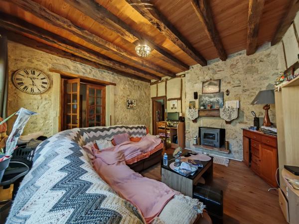 SOUS OFFRE ! RARE INVESTISSEMENT LOCATIF – Immeuble de rapport au cœur de FOURCÈS, l'un des Plus Beaux Villages de France
