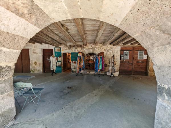 SOUS OFFRE ! RARE INVESTISSEMENT LOCATIF – Immeuble de rapport au cœur de FOURCÈS, l'un des Plus Beaux Villages de France