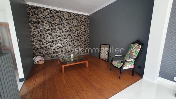 Quartier FELIX FAURE, proche funiculaire, transports, venez découvrir cette maison de type sanvicaise de 95m² .
Elle est composée en rdc, d'une entrée, d'un séjour-salon de 33m² donnant accès à la TERRASSE exposée SUD, une cuisine aménagée et équipée, un wc et un espace buanderie.
A l'étage, vous disposerez de deux chambres et un cabinet de toilettes
Une grande cave avec un accès sur l'extérieur et une salle de douches
Vous disposerez également d'un grenier afin de créer une 3ème chambre ou autre selon vos besoins
Le jardin est entièrement clos, arboré et en retrait de la rue 
Un garage et une place de stationnement complètent ce bien
Pour plus de renseignements, contactez moi