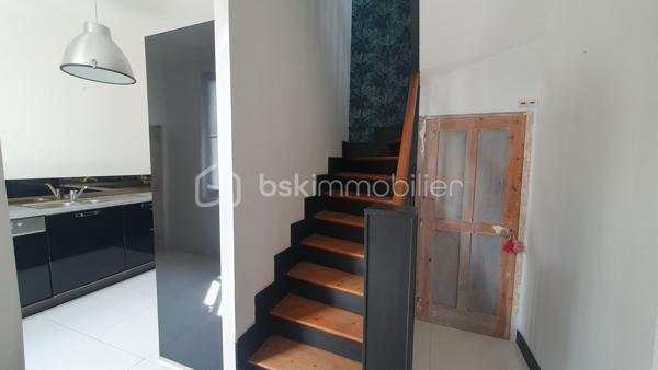 Quartier FELIX FAURE, proche funiculaire, transports, venez découvrir cette maison de type sanvicaise de 95m² .
Elle est composée en rdc, d'une entrée, d'un séjour-salon de 33m² donnant accès à la TERRASSE exposée SUD, une cuisine aménagée et équipée, un wc et un espace buanderie.
A l'étage, vous disposerez de deux chambres et un cabinet de toilettes
Une grande cave avec un accès sur l'extérieur et une salle de douches
Vous disposerez également d'un grenier afin de créer une 3ème chambre ou autre selon vos besoins
Le jardin est entièrement clos, arboré et en retrait de la rue 
Un garage et une place de stationnement complètent ce bien
Pour plus de renseignements, contactez moi