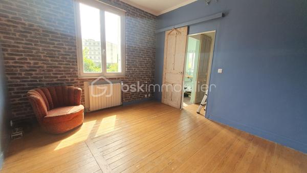 Quartier FELIX FAURE, proche funiculaire, transports, venez découvrir cette maison de type sanvicaise de 95m² .
Elle est composée en rdc, d'une entrée, d'un séjour-salon de 33m² donnant accès à la TERRASSE exposée SUD, une cuisine aménagée et équipée, un wc et un espace buanderie.
A l'étage, vous disposerez de deux chambres et un cabinet de toilettes
Une grande cave avec un accès sur l'extérieur et une salle de douches
Vous disposerez également d'un grenier afin de créer une 3ème chambre ou autre selon vos besoins
Le jardin est entièrement clos, arboré et en retrait de la rue 
Un garage et une place de stationnement complètent ce bien
Pour plus de renseignements, contactez moi