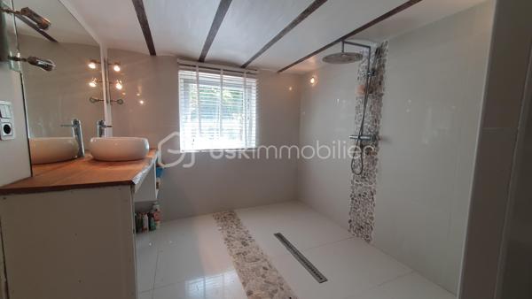Quartier FELIX FAURE, proche funiculaire, transports, venez découvrir cette maison de type sanvicaise de 95m² .
Elle est composée en rdc, d'une entrée, d'un séjour-salon de 33m² donnant accès à la TERRASSE exposée SUD, une cuisine aménagée et équipée, un wc et un espace buanderie.
A l'étage, vous disposerez de deux chambres et un cabinet de toilettes
Une grande cave avec un accès sur l'extérieur et une salle de douches
Vous disposerez également d'un grenier afin de créer une 3ème chambre ou autre selon vos besoins
Le jardin est entièrement clos, arboré et en retrait de la rue 
Un garage et une place de stationnement complètent ce bien
Pour plus de renseignements, contactez moi