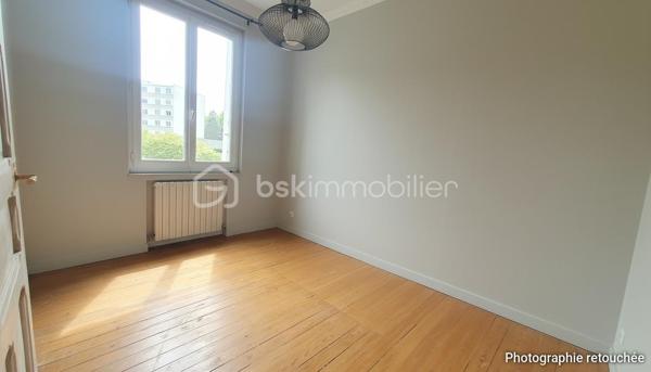 Quartier FELIX FAURE, proche funiculaire, transports, venez découvrir cette maison de type sanvicaise de 95m² .
Elle est composée en rdc, d'une entrée, d'un séjour-salon de 33m² donnant accès à la TERRASSE exposée SUD, une cuisine aménagée et équipée, un wc et un espace buanderie.
A l'étage, vous disposerez de deux chambres et un cabinet de toilettes
Une grande cave avec un accès sur l'extérieur et une salle de douches
Vous disposerez également d'un grenier afin de créer une 3ème chambre ou autre selon vos besoins
Le jardin est entièrement clos, arboré et en retrait de la rue 
Un garage et une place de stationnement complètent ce bien
Pour plus de renseignements, contactez moi