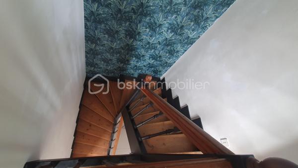 Quartier FELIX FAURE, proche funiculaire, transports, venez découvrir cette maison de type sanvicaise de 95m² .
Elle est composée en rdc, d'une entrée, d'un séjour-salon de 33m² donnant accès à la TERRASSE exposée SUD, une cuisine aménagée et équipée, un wc et un espace buanderie.
A l'étage, vous disposerez de deux chambres et un cabinet de toilettes
Une grande cave avec un accès sur l'extérieur et une salle de douches
Vous disposerez également d'un grenier afin de créer une 3ème chambre ou autre selon vos besoins
Le jardin est entièrement clos, arboré et en retrait de la rue 
Un garage et une place de stationnement complètent ce bien
Pour plus de renseignements, contactez moi