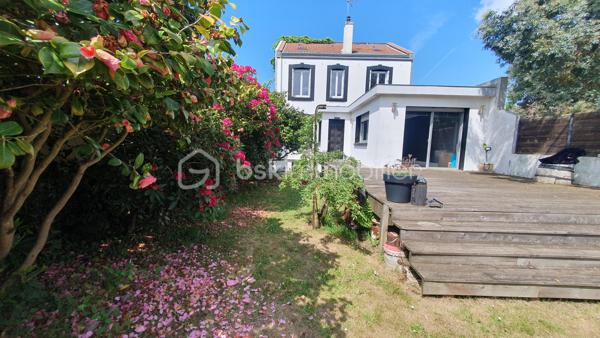 Quartier FELIX FAURE, proche funiculaire, transports, venez découvrir cette maison de type sanvicaise de 95m² .
Elle est composée en rdc, d'une entrée, d'un séjour-salon de 33m² donnant accès à la TERRASSE exposée SUD, une cuisine aménagée et équipée, un wc et un espace buanderie.
A l'étage, vous disposerez de deux chambres et un cabinet de toilettes
Une grande cave avec un accès sur l'extérieur et une salle de douches
Vous disposerez également d'un grenier afin de créer une 3ème chambre ou autre selon vos besoins
Le jardin est entièrement clos, arboré et en retrait de la rue 
Un garage et une place de stationnement complètent ce bien
Pour plus de renseignements, contactez moi