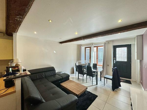 Maison de village 87 m² à Trèbes sur 3 niveaux avec 3 chambres et deux salles d'eau