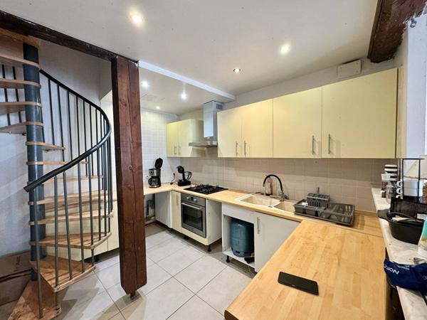 Maison de village 87 m² à Trèbes sur 3 niveaux avec 3 chambres et deux salles d'eau