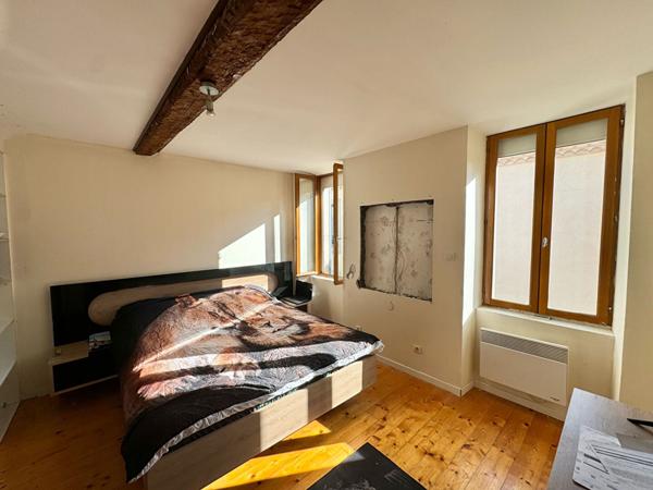 Maison de village 87 m² à Trèbes sur 3 niveaux avec 3 chambres et deux salles d'eau