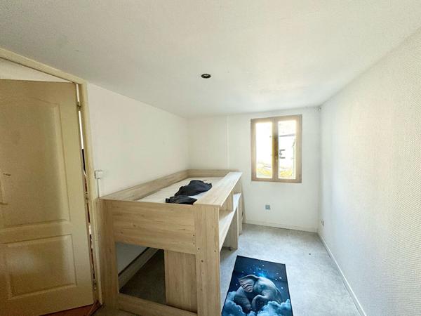 Maison de village 87 m² à Trèbes sur 3 niveaux avec 3 chambres et deux salles d'eau