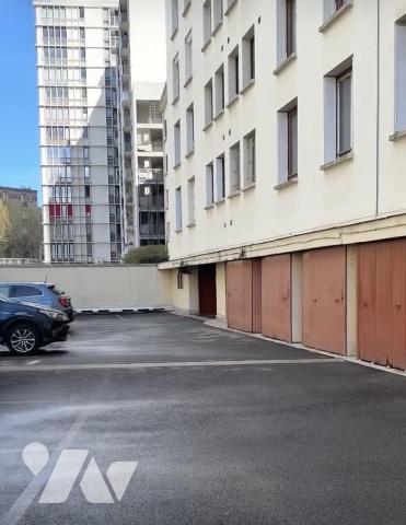 Lot de 5 parkings et 1 emplacement de stationnement (à vendre ensemble ou séparément)