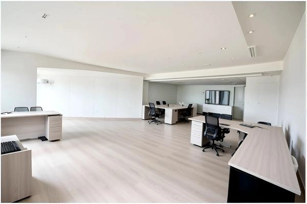 Local/bureau à vendre LA COUARDE SUR MER (17), local commercial premium