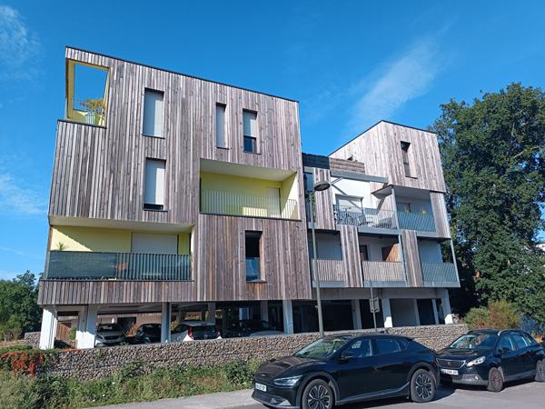 Appartement  à vendre de 80 m2 avec une terrasse de 40 m2 au dernier étage d'une copropriété récente.