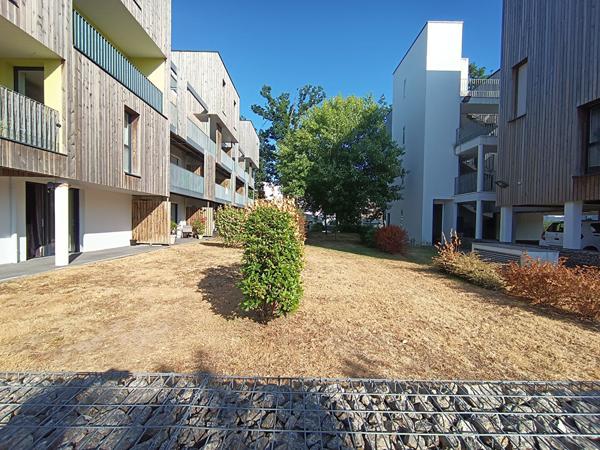 Appartement  à vendre de 80 m2 avec une terrasse de 40 m2 au dernier étage d'une copropriété récente.