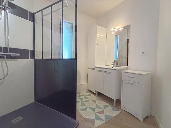 Appartement  à vendre de 80 m2 avec une terrasse de 40 m2 au dernier étage d'une copropriété récente.