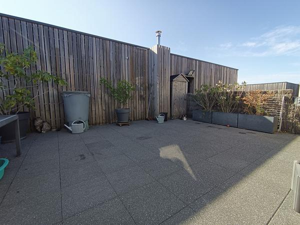 Appartement  à vendre de 80 m2 avec une terrasse de 40 m2 au dernier étage d'une copropriété récente.