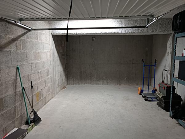 Appartement  à vendre de 80 m2 avec une terrasse de 40 m2 au dernier étage d'une copropriété récente.